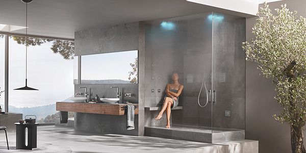 Ein großes Badezimmer, teils in rotbraun gefliest.