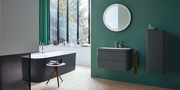 Ein modern gehaltenes Badezimmer mit gelb gestrichenen Wänden.