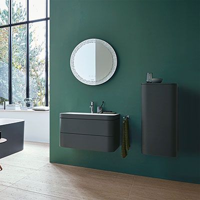 Ein modern gehaltenes Badezimmer mit gelb gestrichenen Wänden.