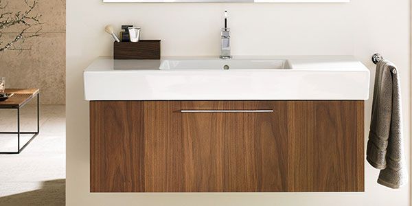 Ein großer Unterschrank unter einem Waschbecken.