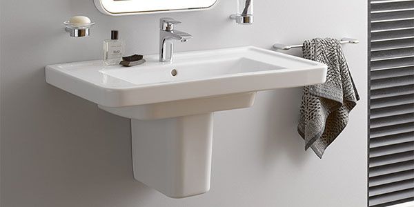 Eine Hlabsäule unter einem Waschbecken.