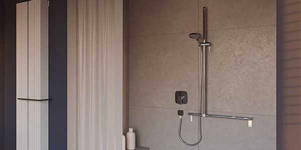 Eine Duschreling in einer altersgerechten Dusche.