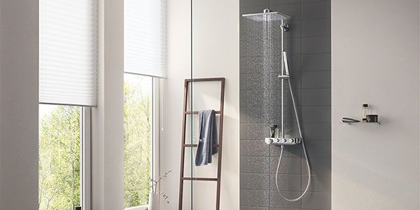 Ein Regenduschkopf in einer Walk-In Dusche.