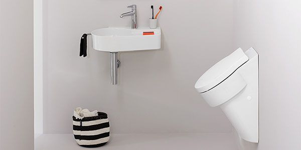 Ein modernes Urinal an einer Wand.